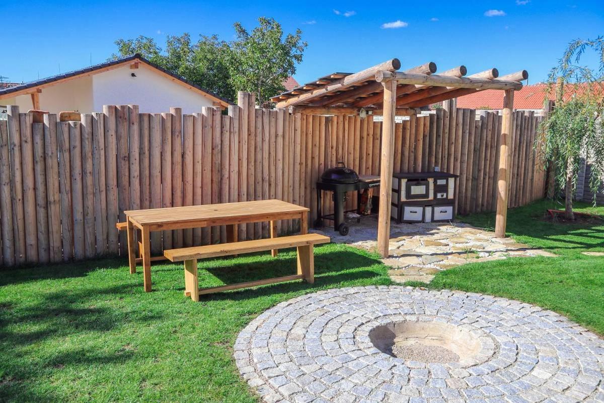 La Bobul Apartments Drnholec エクステリア 写真