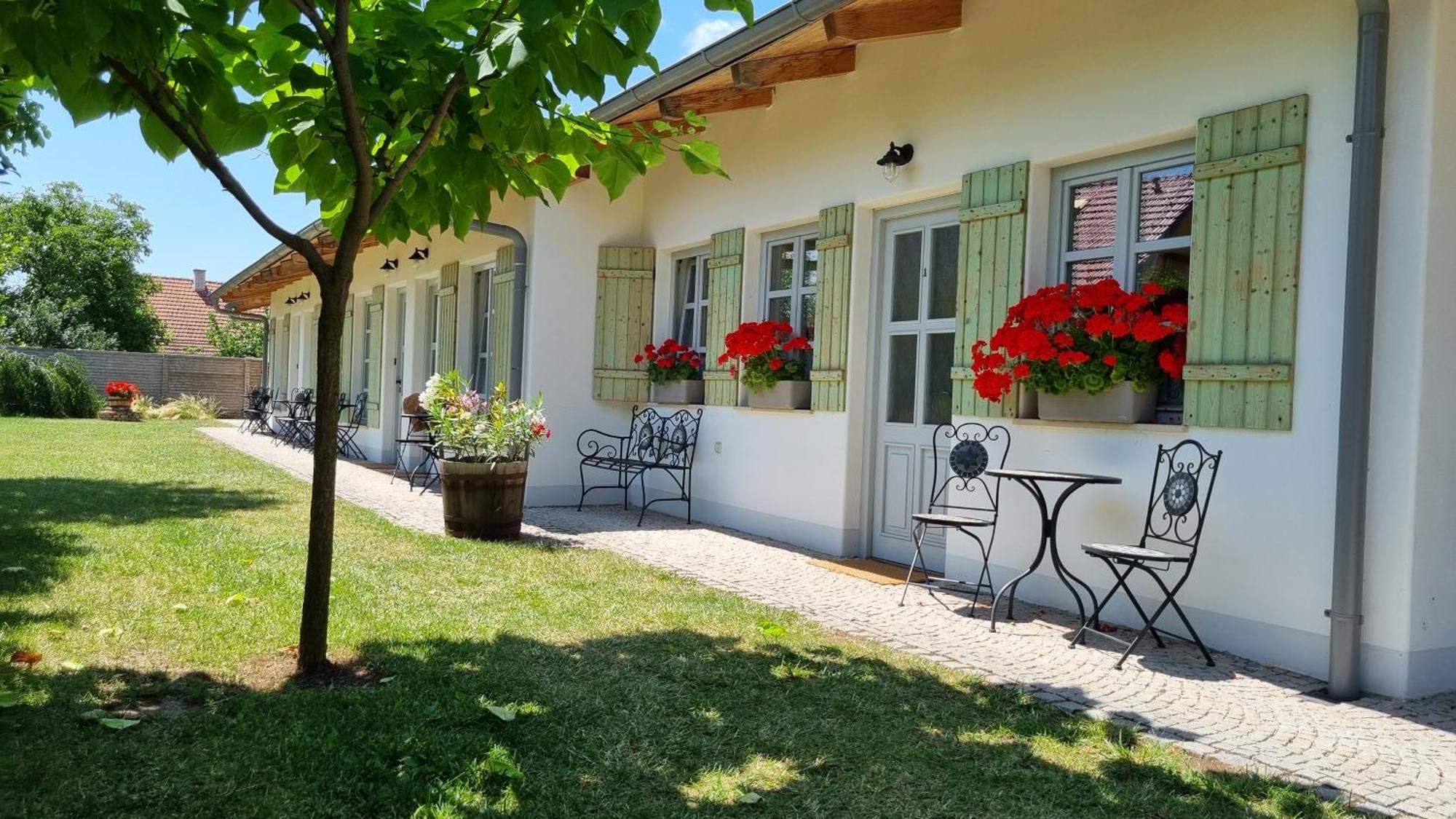 La Bobul Apartments Drnholec エクステリア 写真