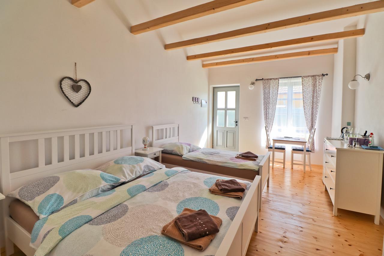 La Bobul Apartments Drnholec エクステリア 写真