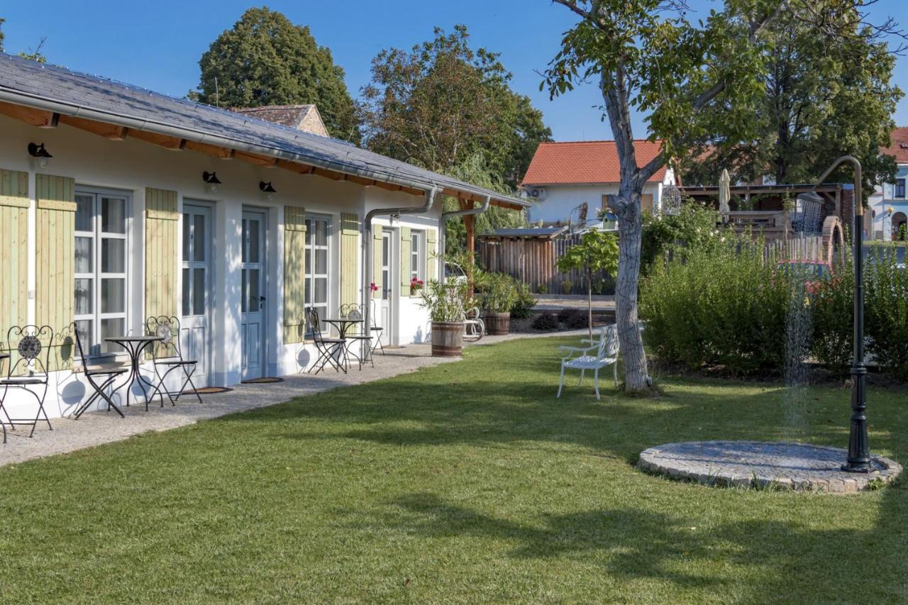 La Bobul Apartments Drnholec エクステリア 写真